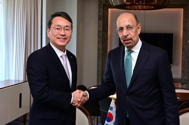 조주완 LG전자 사장왼쪽이 26일 서울 중구 롯데호텔에서 사우디아라비아 칼리드 알팔리HE Khalid AlFalih 투자부 장관과 만나 AI 데이터센터 냉각 솔루션 공급 등 협력 방안을 논의했다 사진LG전자