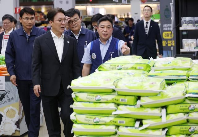 김민석 국무총리가 22일 추석 맞이 물가 현장점검을 위해 서울시 양재동 농협 하나로마트를 방문 쌀값을 점검하고 있다사진연합뉴스