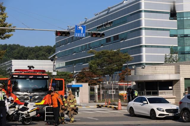 27일 대전 유성구 국가정보자원관리원에서 소방당국 관계자들이 나오고 있다 전날 오후 8시 20분께 자원관리원 전산실에서 리튬이온 배터리 폭발로 화재가 발생했다 소방당국은 9시간 50분 만인 이날 오전 6시 30분께 초진 완료했다 사진연합뉴스