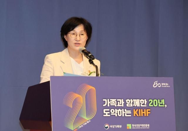 원민경 여성가족부 장관이 지난 26일 서울 중구 한국프레스센터에서 열린 한국건강가정진흥원 창립 20주년 기념행사에서 축사하고 있다 사진연합뉴스