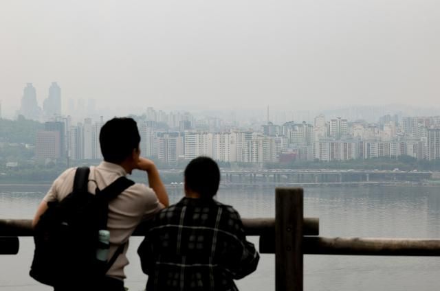 구름이 많아 흐린 날씨를 보인 5월 11일 서울 마포구 하늘공원에서 시민들이 한강변을 바라보고 있다 사진연합뉴스