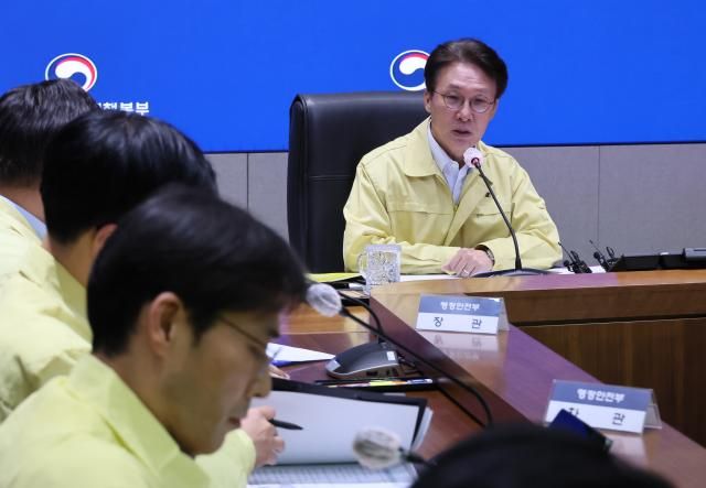 김민석 국무총리가 27일 서울 종로구 정부서울청사에서 열린 국가정보자원관리원 화재 관련 대책회의를 주재하고 있다 사진연합뉴스