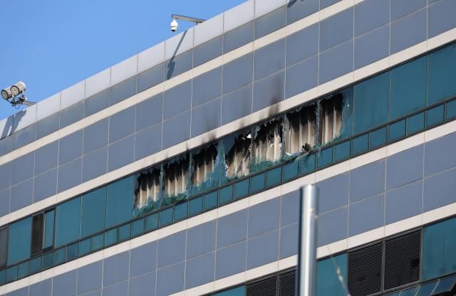 27일 대전 유성구 국가정보자원관리원 5층 전산실 창문이 리튬이온 배터리 폭발 화재로 불에 타 있다 사진연합뉴스