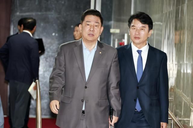 김병기 더불어민주당 원내대표와 문진석 원내수석부대표가 27일 서울 여의도 국회에서 열린 의원총회에 참석하고 있다 사진연합뉴스