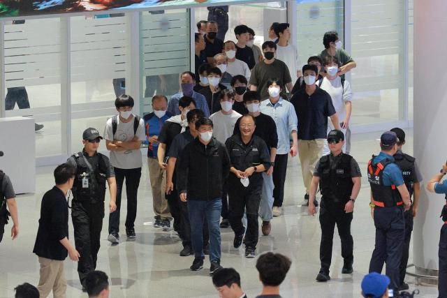 미국 이민당국에 의해 조지아주에 구금됐던 한국인 근로자들이 지난 12일 인천국제공항 제2여객터미널 입국장을 나서고 있다 사진유대길 기자 dbeorlf123ajunewscom