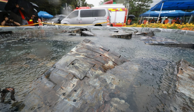28일 대전 유성구 국가정보자원관리원 화재로 인해 불에 탄 리튬이온 배터리가 소화수조에 담겨 있다 사진연합뉴스
