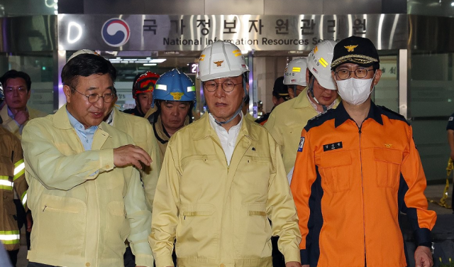 김민석 국무총리와 윤호중 행정안전부 장관이 지난 27일 밤 대전 유성구 국가정보자원관리원 화재 현장을 방문해 피해 상황 등을 살피고 있다 사진연합뉴스