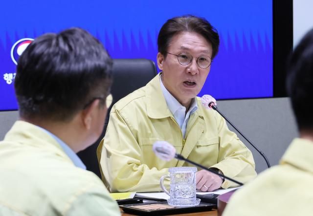 김민석 국무총리가 지난 27일 서울 종로구 정부서울청사에서 열린 국가정보자원관리원 화재 관련 대책회의를 주재하고 있다 사진연합뉴스