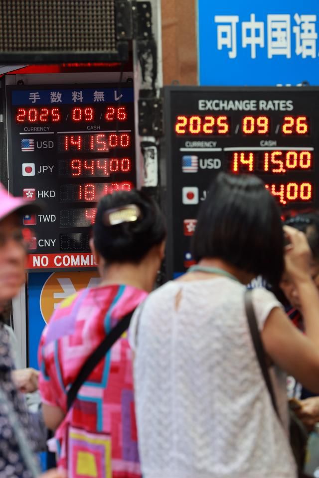 원·달러 환율이 넉 달 만에 장 중 1410원대까지 올라선 지난 26일 서울 명동 시내 환전소에 환율이 표시돼 있다 사진연합뉴스