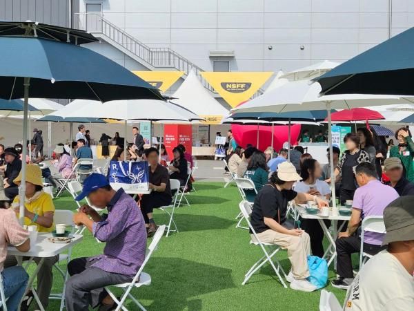 NS푸드페스타를 찾은 방문객들이 추어탕·돌솥밥·꽃게장 등 지역 대표 맛집 요리를 먹고 있는 모습 사진홍승완 기자