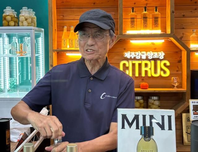 이용익 시트러스 공장장이 지난 24일 제주감귤주를 소개하고 있다 사진중소기업중앙회