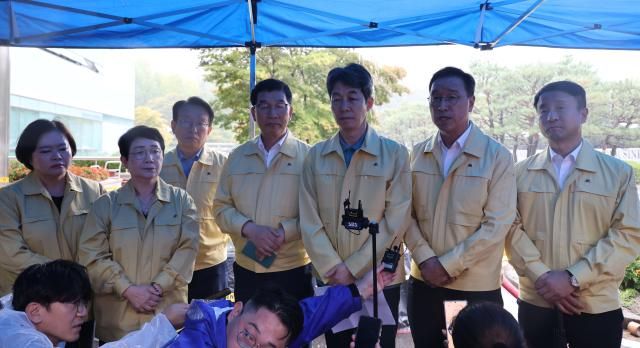 국회 행정안전위원회 더불어민주당 소속 의원들이 28일 오전 대전 유성구 국가정보자원관리원 화재 현장을 방문해 피해 상황 등을 살핀 뒤 취재진 질문에 답하고 있다사진연합뉴스