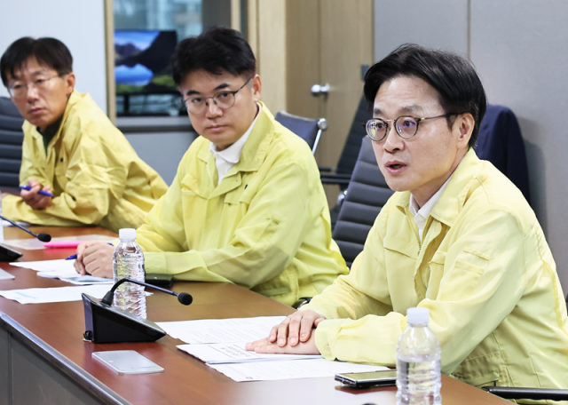 김정관오른쪽 산업통상자원부 장관이 28일 서울 강남구 무역안보관리원에서 열린 정보시스템 장애 대응을 위한 긴급 비상대응체계 점검회의를 주재하고 있다 사진산업통상자원부