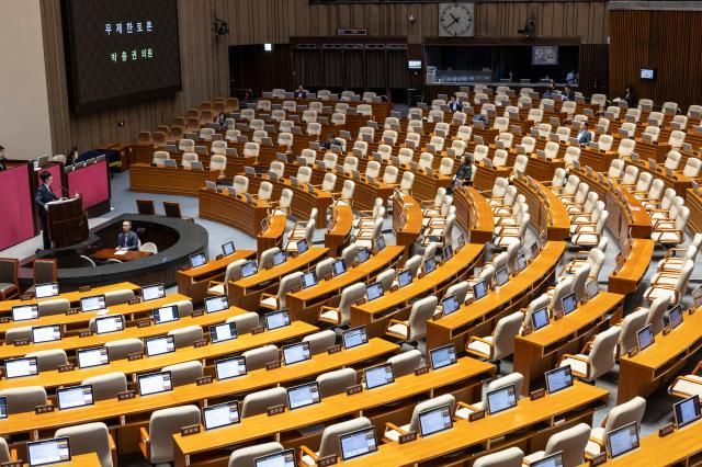 국민의힘 박충권 의원이 28일 국회 본회의장에서 전날 본회의에 상정된 국회법 개정안에 대한 필리버스터무제한 토론를 진행하고 있다사진연합뉴스