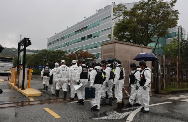  28일 대전경찰청·소방·국립과학수사연구원 등 합동감식반 관계자들이 대전 국가정보자원관리원국정자원 내부로 들어서고 있다 사진연합뉴스