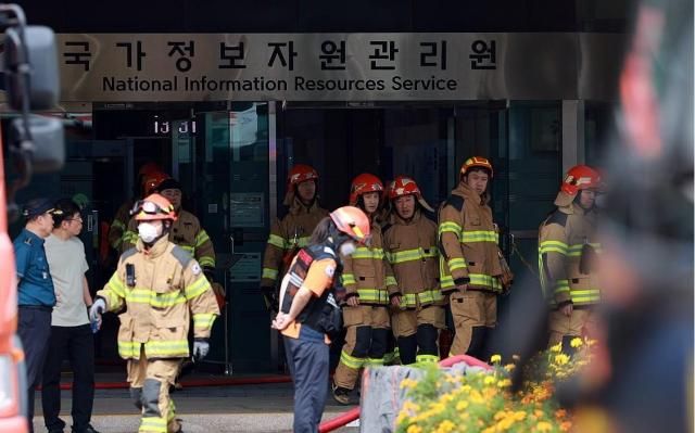 27일 대전 유성구 국가정보자원관리원국정자원에서 소방대원이 불에 탄 배터리를 살피고 있다 전날 정부 전산시스템이 있는 국정자원에서 무정전·전원 장치UPS용 리튬이온 배터리 화재가 발생해 정부 전산 서비스가 대규모로 마비됐다 사진연합뉴스