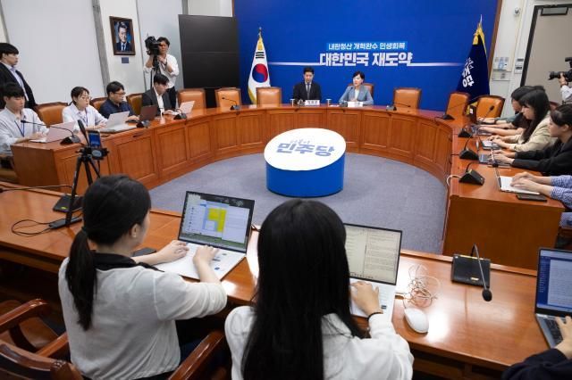 더불어민주당 전현희 최고위원이 28일 국회에서 열린 기자간담회에서 발언하고 있다 