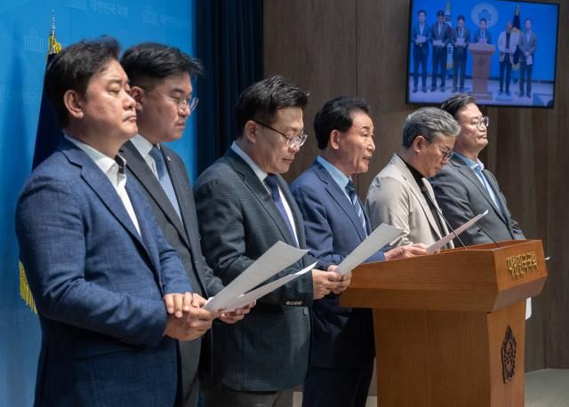 더불어민주당 국토교통위원회 소속 의원들이 28일 국회에서 국민의힘 김정재 의원의 사퇴를 촉구하는 성명을 발표하고 있다사진연합뉴스