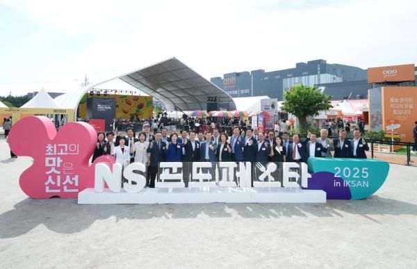 NS푸드페스타가 지난 26일부터 이틀간 전북 익산에서 열린 가운데 행사 첫날 정헌율 익산시장 김경진 익산시의회 의장 김홍국 하림그룹 회장 등 주요 관계자들이 기념 사진을 촬영하고 있다 사진NS홈쇼핑