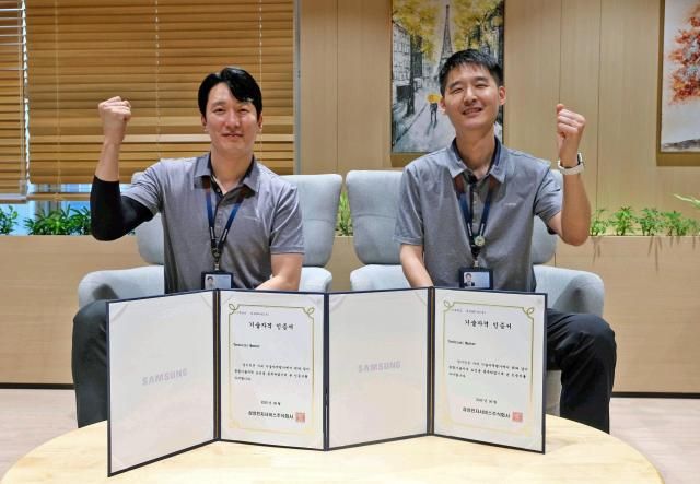 삼성전자서비스 엔지니어들이 엔지니어 기술자격제도를 취득 후 기념촬영을 하고 있다 사진삼성전자서비스