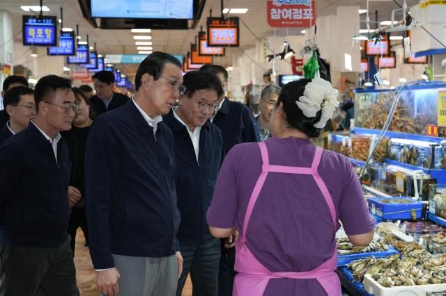 노동진 수협중앙회장사진 왼쪽 두 번째이 29일 추석 명절을 앞두고 서울 동작구 노량진수산시장을 찾아 수산물 유통·가격 동향을 점검하고 있다 사진수협중앙회