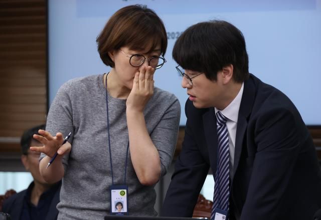 하정우 AI미래기획수석과 김현지 총무비서관이 11일 용산 대통령실에서 열린 수석보좌관회의에서 대화하고 있다사진연합뉴스