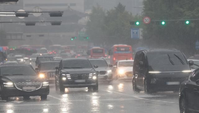 전국이 대체로 흐리고 비가 내리는 서울광장 앞 도로에서 차량이 전조등을 켜고 주행하고 있다 사진연합뉴스