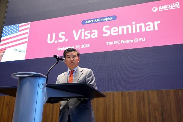 제임스 김 암참 회장 겸 대표이사가 29일 서울 여의도 IFC 더포럼에서 열린 암참 인사이츠 미국 비자 세미나에서 개회사를 하고 있다 사진암참