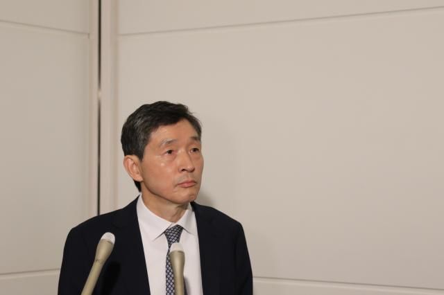 이혁 신임 주일 한국대사가 26일 도쿄 하네다공항에 도착한 뒤 취재진과 만나 부임 소감을 말하고 있다 사진연합뉴스