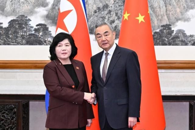 지난 28일 중국 베이징에서 만난 최선희 북한 외무상왼쪽과 왕이 중국 외교부장 사진연합뉴스