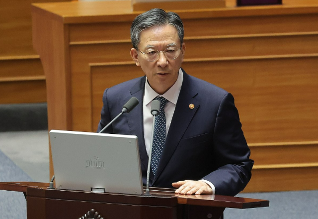 정성호 법무부 장관이 지난 15일 국회 본회의장에서 열린 대정부 질문에 참석해 이해식 더불어민주당 의원의 질문에 답하고 있다 사진연합뉴스