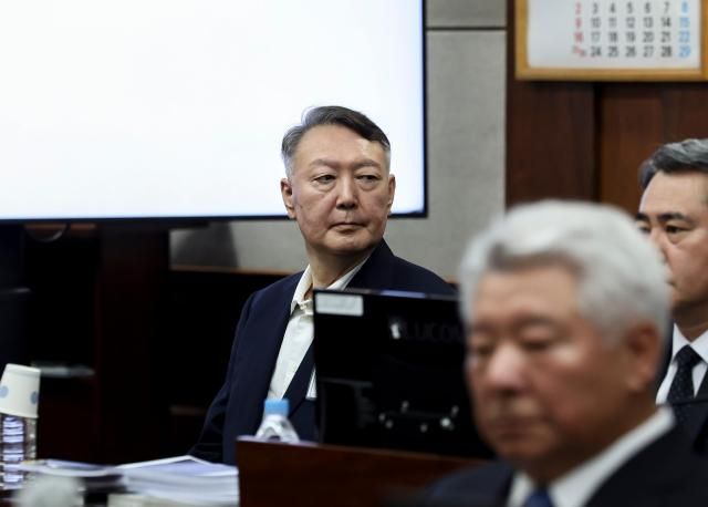 윤석열 전 대통령이 26일 서울 서초구 서울중앙지법에서 열린 특수공무집행방해 직권남용 권리행사방해 등 혐의 사건 1차 공판에 출석해 있다 사진연합뉴스