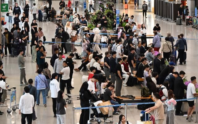중국인 단체관광객 무비자 입국 첫날인 29일 인천국제공항 제1터미널 입국장이 관광객들로 붐비고 있다 2025929 공동취재