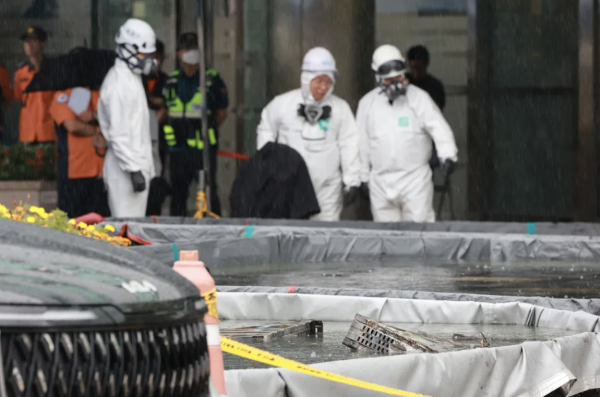 28일 대전 유성구 국가정보자원관리원 화재 현장에서 국립과학수사연구원 관계자가 소화수조에 담긴 배터리를 살피고 있다 사진연합뉴스