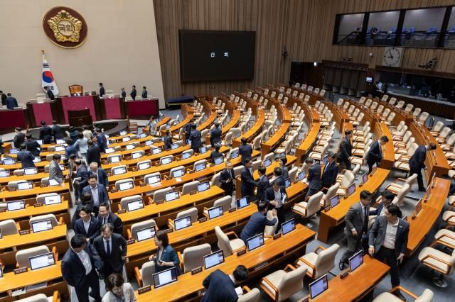 29일 더불어민주당을 중심으로한 의원들이 4박 5일간의 필리버스터무제한 토론을 거쳐 5개의 법안 처리를 끝낸 뒤 본회의장을 떠나고 있다 사진연합뉴스