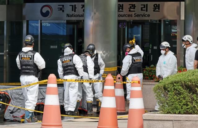 29일 오전 대전 유성구 국가정보자원관리원국정자원 화재 현장에서 경찰 관계자들이 불이 붙었던 무정전·전원 장치UPS용 리튬이온배터리 상태를 확인하고 있다 사진연합뉴스