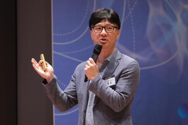 윤정호 안양시 스마트사업팀장이 시민 행복도시 K-AI 시티를 향한 안양시의 끊임없는 노력에 대한 발표를 하고 있다 20250929 사진유대길 기자 dbeorlf123ajunewscom