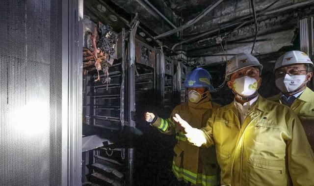 김민석 국무총리가 지난 27일 밤 대전 유성구 국가정보자원관리원 화재 현장을 살펴보고 있다 사진연합뉴스