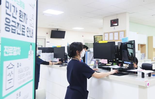 경기도 성남시 국군수도병원 응급실에서 의료진들이 분주하게 움직이고 있다 20240220사진사진공동취재단