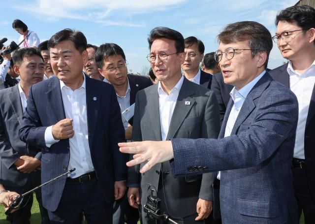 김민석 국무총리가 3일 전북 군산 새만금 사업 현장을 방문 육상태양광단지 설명을 듣고 있다 사진연합뉴스