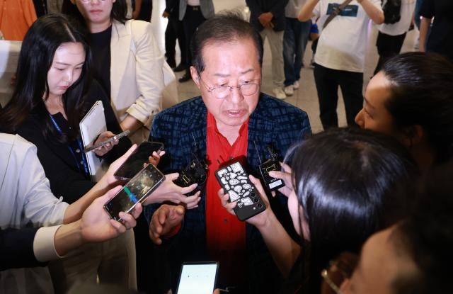 홍준표 전 대구시장이 17일 인천국제공항 제1여객터미널을 통해 귀국한 뒤 취재진과 인터뷰하고 있다 홍 전 시장은 지난 4월 국민의힘 대선 후보 경선에서 패배한 뒤 탈당하고 미국 하와이에 머물렀다 사진연합뉴스