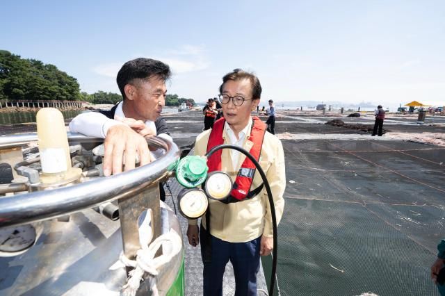 전재수 해양수산부 장관은 2일 사진은 액화산소 공급장치 작동을 점검하는 전 장관 사진해양수산부