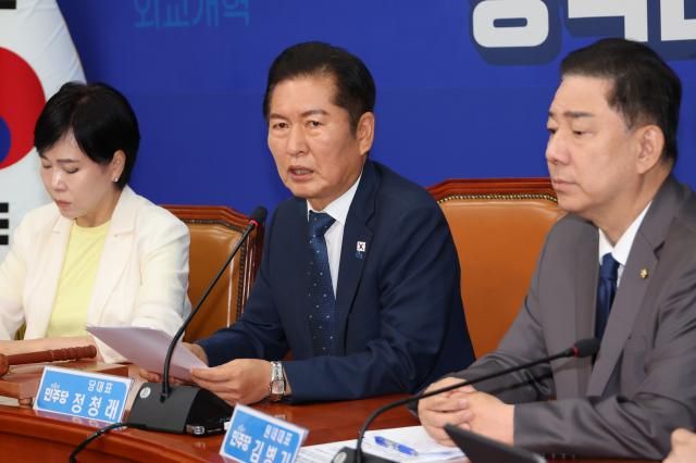 더불어민주당 정청래 대표가 3일 서울 여의도 국회에서 열린 최고위원회의에서 발언하고 있다사진연합뉴스