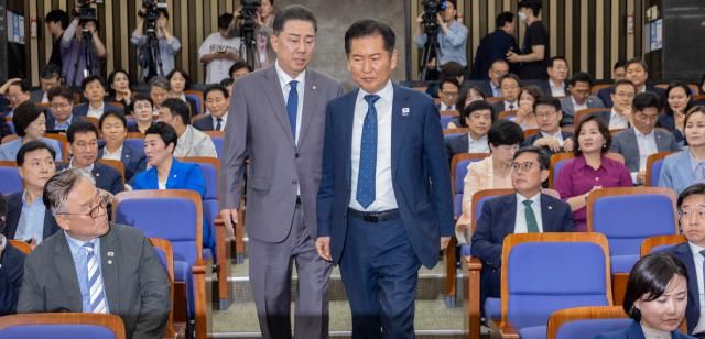 더불어민주당 정청래 대표와 김병기 원내대표가 3일 국회에서 검찰개혁ㆍ정부조직법 개편을 위한 의견 수렴을 위해 열린 정책 의원총회에 입장하고 있다사진연합뉴스