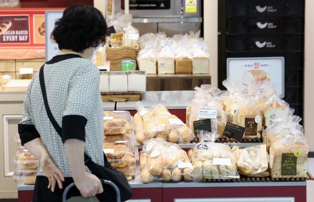 3일 서울 한 빵집에서 시민들이 빵을 고르고 있다사진연합뉴스