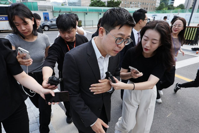 사모펀드 운용사 오아시스에쿼티파트너스 민경민 대표가 지난달 22일 김건희 특검 조사를 받기 위해 서울 종로구 KT광화문빌딩 웨스트에 마련된 특검 사무실에 출석하고 있다 사진연합뉴스