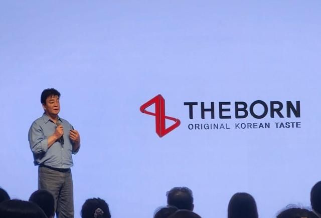 백종원 더본코리아 대표가 3일 오전 서울 중구 신라호텔에서 TBK 소스를 소개하고 있다 사진조현미 기자