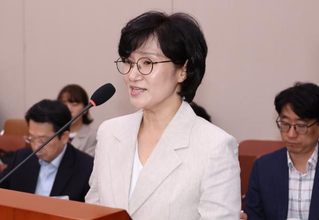 원민경 여성가족부 장관 후보자가 3일 서울 여의도 국회 여성가족위원회에서 열린 인사청문회에서 인사말을 하고 있다 사진연합뉴스
