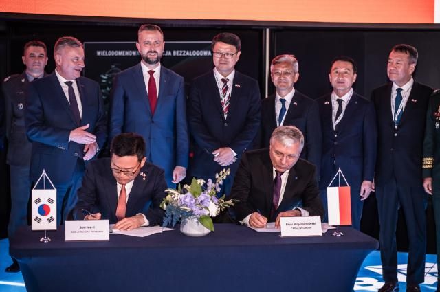 2일현지 시각 폴란드 키엘체 국제 방위산업 전시회MSPO 2025에서 열린 천무 유도탄 생산을 위한 현지 합작법인 계약식에서 손재일 한화에어로스페이스 대표앞줄 왼쪽 피오트르 보이첵 WB그룹 회장앞줄 오른쪽이 계약서에 서명하고 있다 서명식에는 파베우 베이다 국방부 차관뒷줄 왼쪽부터 코시니악 카미슈 국방부 장관 겸 부총리 조현기 국방부 자원관리실장 태준열 한국대사 신상범 기품원장 방극철 방사청 기반전력사업본부장이 참석했다 