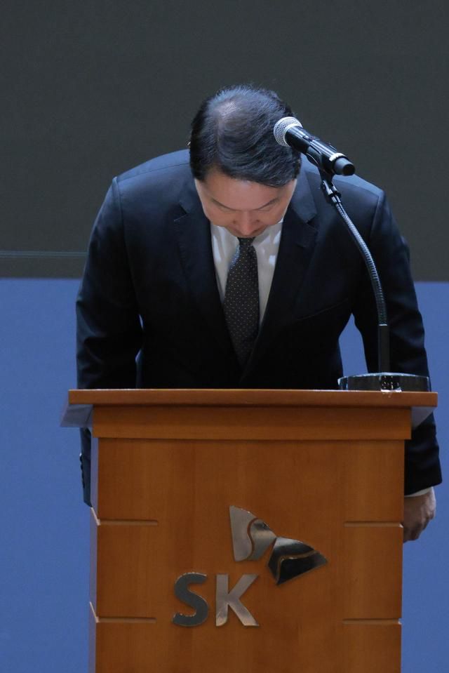 최태원 SK그룹 회장이 지난 5월 7일 오전 서울 중구 SKT타워에서 SK텔레콤 이용자 유심USIM 정보 해킹 사고와 관련해 기자회견을 하고 있다 20250507사진유대길 기자 dbeorlf123ajunewscom